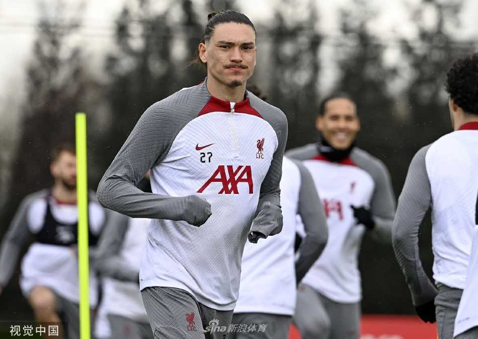 全队围成一圈进行战术部署，克洛普在中心激昂讲解，球员们低头凝神倾听，展现绝对的团结与专注。