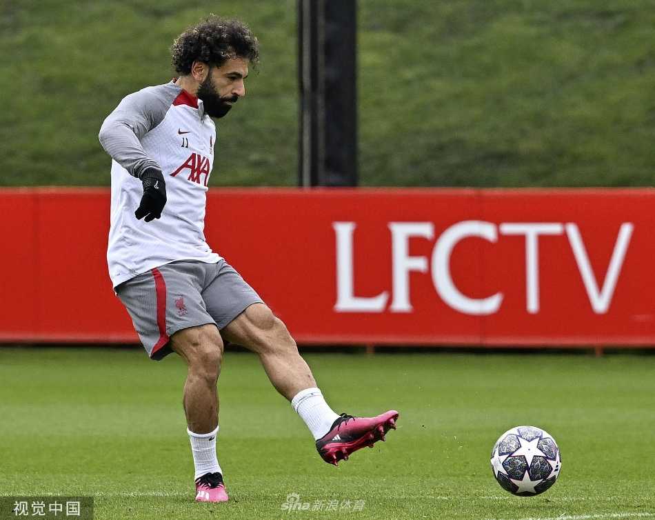 球队核心穆罕默德·萨拉赫在练习射门，皮球离开脚背的刹那，他目光如炬紧盯球门死角，姿势优雅而致命。