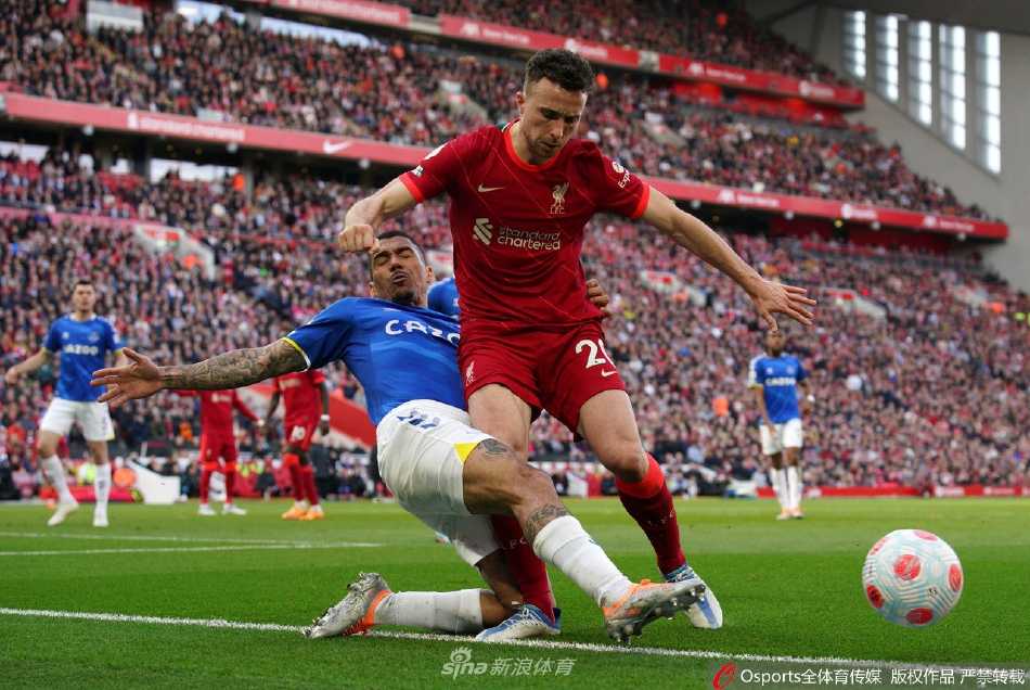 安菲尔德球场座无虚席，红色海洋见证紧张激烈的默西塞德德比大战