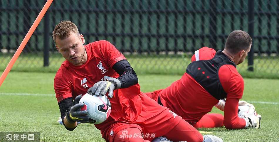 训练结束后，阿利松与阿德里安等门将组进行放松恢复，他们脸上带着轻松的微笑，享受着训练后的片刻宁静。