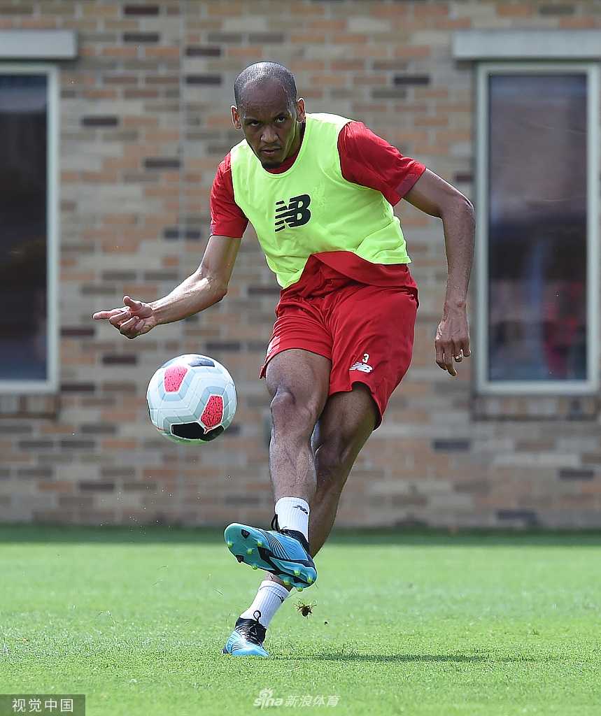 从低角度仰拍，一位利物浦球员的背影与巨大的美国国旗遥相呼应，象征着红军跨越海洋的全球化征程。