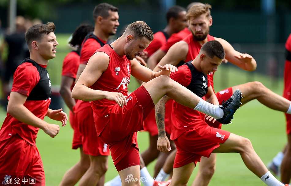 萨拉赫完成一脚高质量的射门后，眼神紧盯着皮球飞向球门的轨迹，仿佛已经看到了新赛季的进球账户开启。