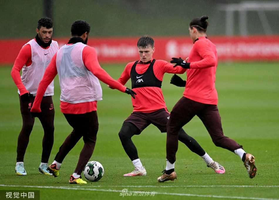 克洛普教练正与核心球员在场边进行战术讨论，手势坚定有力