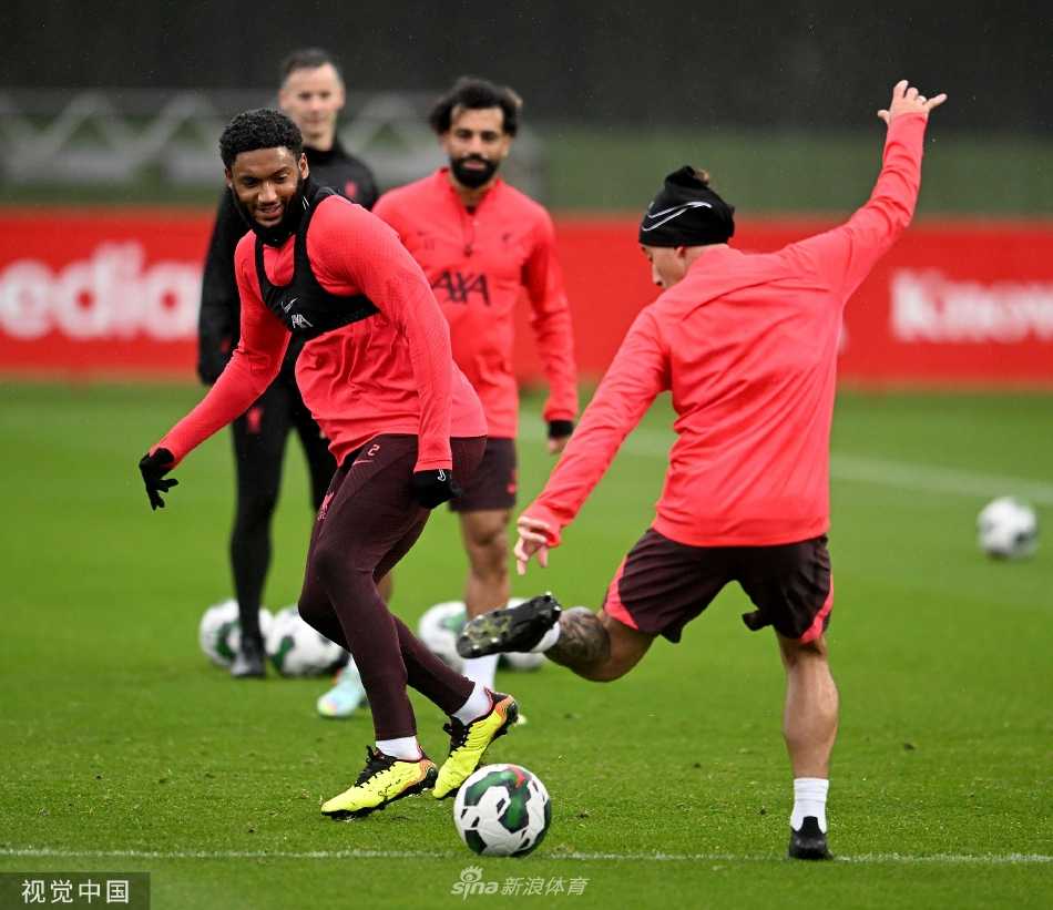 训练结束后球员们聚在一起交流，笑容洋溢在每个人脸上，团队氛围融洽