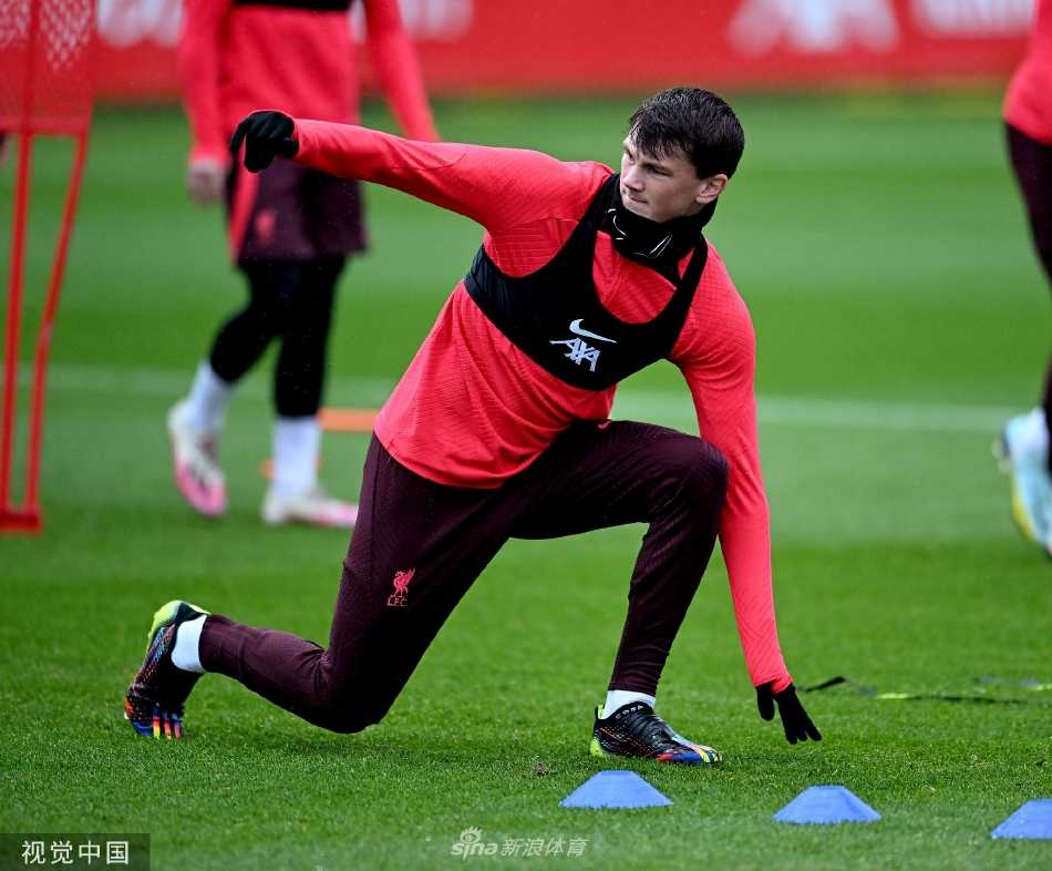 守门员在门线前飞身扑救，动作舒展如鹰，成功化解一次势在必得的射门