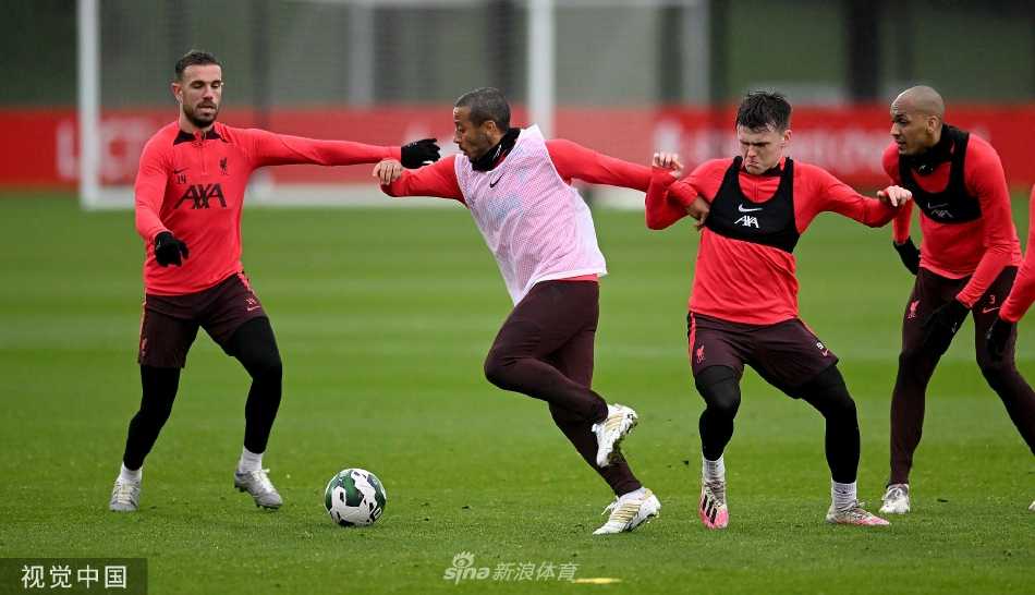 黄昏时分训练临近结束，球员们的身影在夕阳余晖中拉长，构成一幅动人的奋斗画卷