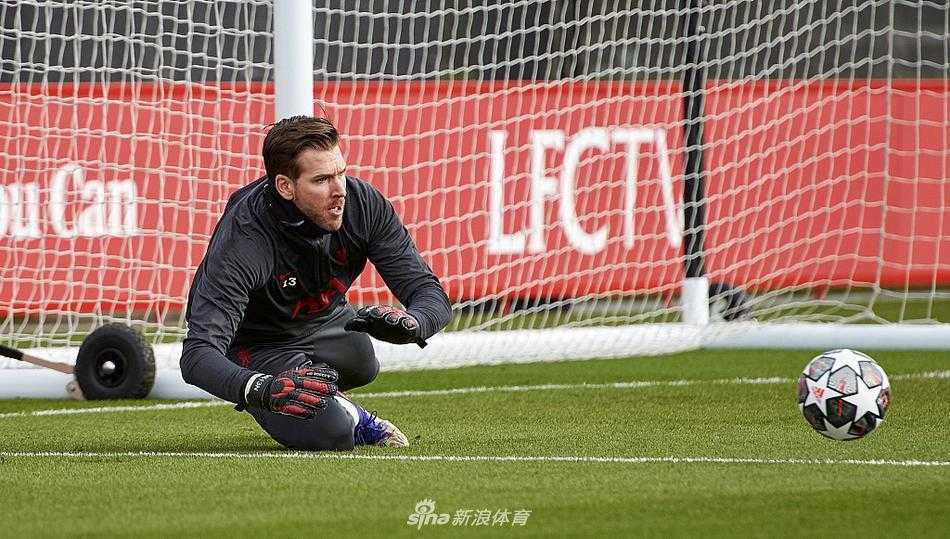 克洛普在场边双手插兜，目光如炬地注视着场上的一举一动。他的身影在黄昏的灯光下显得格外坚定，此刻的他正在心中推演着明晚与德国少帅纳格尔斯曼的战术博弈。