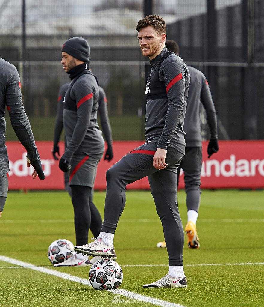 训练场上，萨拉赫露出标志性的温暖笑容，他和队友轻松地进行着抢圈游戏。这份从容与淡定，似乎预示着这位埃及法老已经为明晨的决战做好了充分的准备。