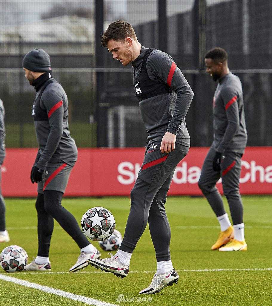 范戴克因伤缺阵，但荷兰人的精神依旧与球队同在。训练场上，一名队友奋力头球，仿佛在延续着范戴克留下的、那道不可逾越的钢铁防线意志。