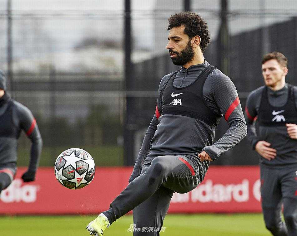 萨拉赫在训练中带球突破，他压低重心，眼神凌厉。脚下的皮球仿佛黏在了脚上，每一个动作都透露着杀入禁区、一剑封喉的渴望。