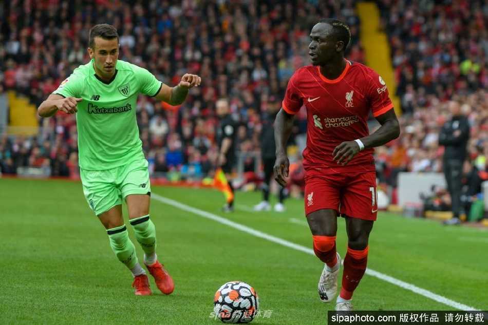 比赛进入白热化阶段，马内在对方禁区内机警跑位，瞬间甩开防守球员，高高跃起准备完成一记势大力沉的头槌攻门，身边的球迷看台上一片红色的海洋为之沸腾。