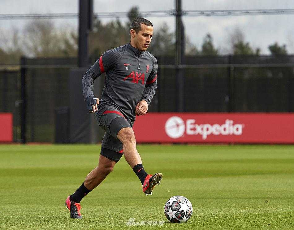 夕阳的余晖洒在训练场上，球员们围成一圈，手臂搭着彼此的肩膀，进行着最后的加油鼓劲。这一刻，团队的力量凝聚在一起，他们将为了共同的荣誉而战。