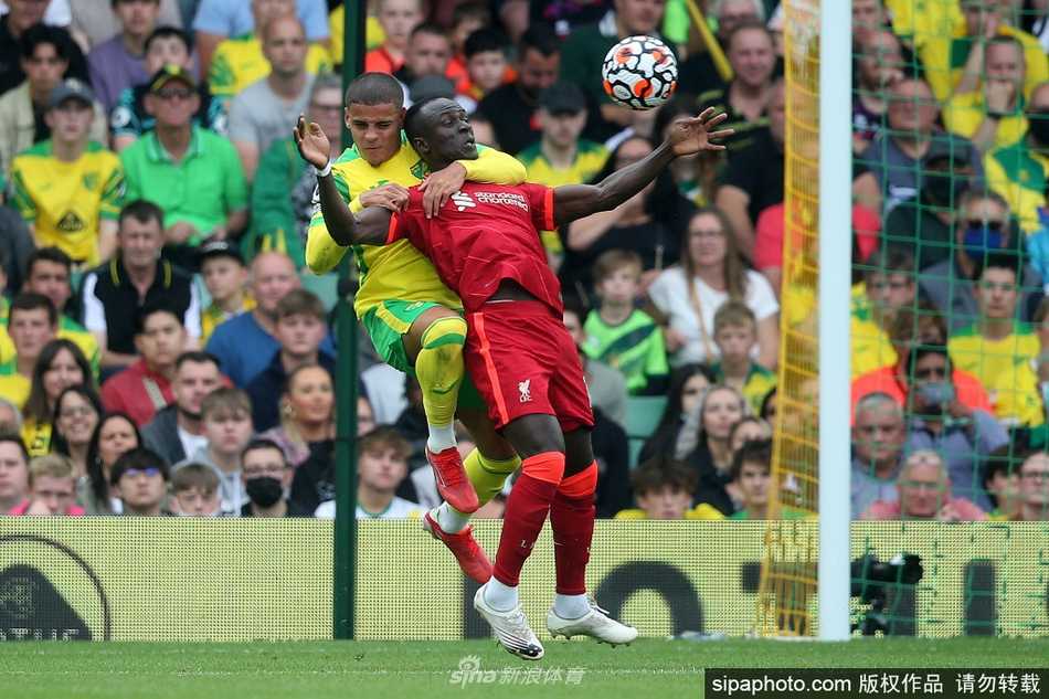 进球后的马内无法抑制内心的澎湃激情，他冲向角旗区，双腿跪地滑行，在草皮上划出两道深深的痕迹，身后的队友们飞奔而来，与他共同庆祝这荣耀的瞬间。