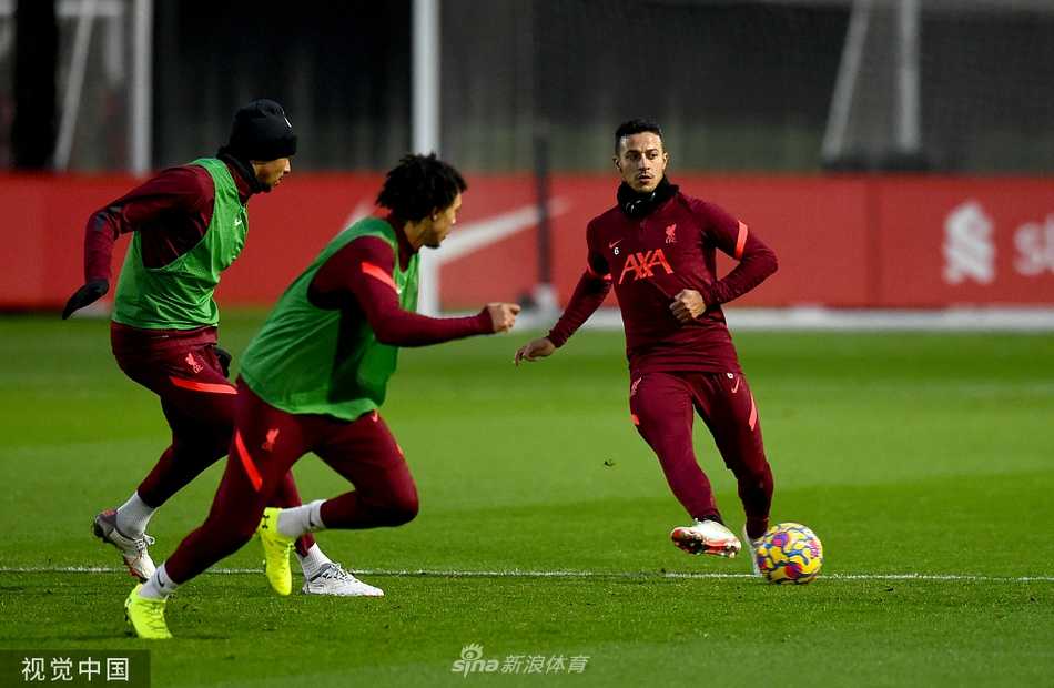 维吉尔·范戴克在训练中高高跃起，力压队友精准争顶到头球，展现了世界级中后卫出色的制空能力和身体优势。