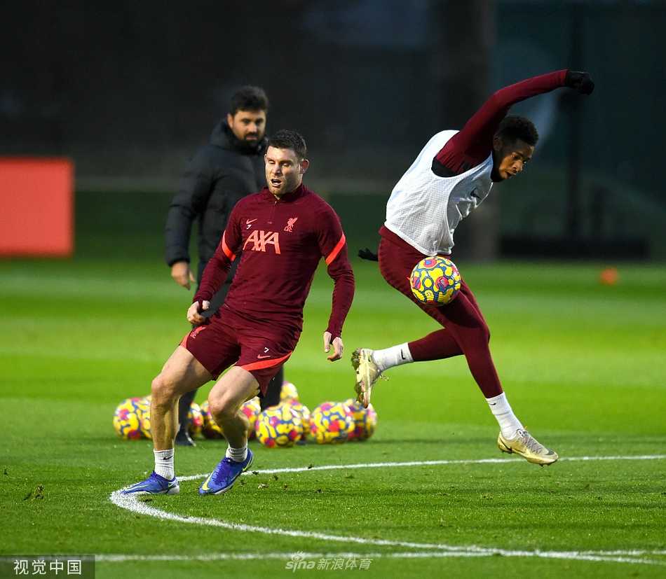 门将阿利松·贝克尔飞身跃起，单掌将一记势大力沉的射门托出横梁，动作舒展而自信，展现了世界级门将的风采。