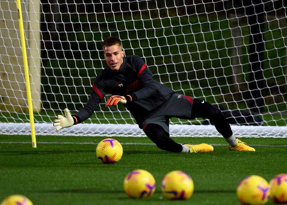 傍晚时分，科克比新训练中心的灯光亮起，克洛普神情专注地站在场边，目光如炬地审视着场上球员们的每一个动作，为即将到来的榜首大战精心打磨战术细节。