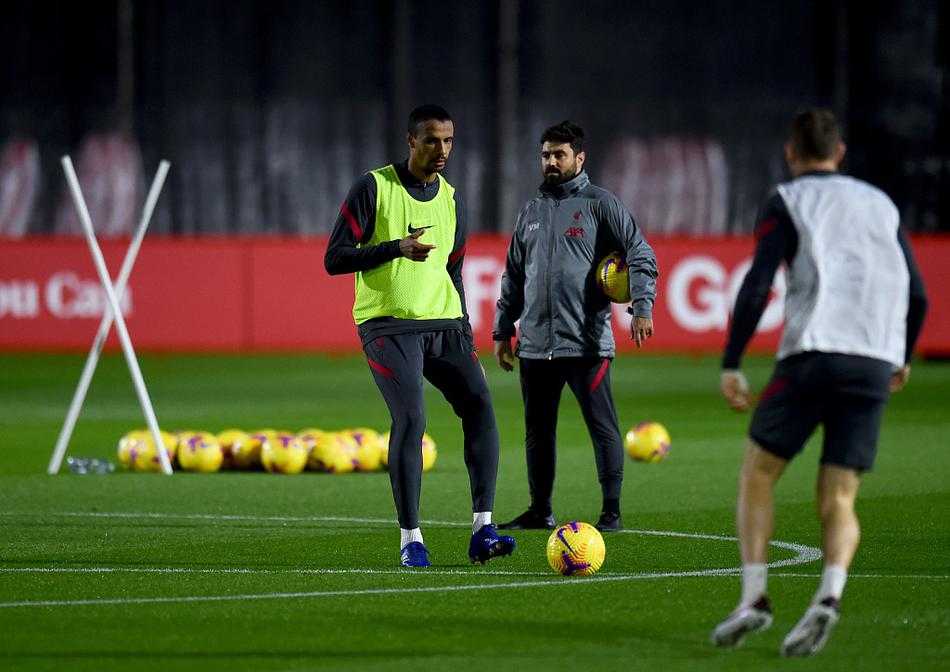 守门员教练正带着阿利松进行一对一的专项扑救练习。面对莱斯特城当家射手瓦尔迪的潜在威胁，巴西国门在训练中格外专注，每一次飞身扑救都力求完美，誓要在门前筑起最后一道坚固的屏障。