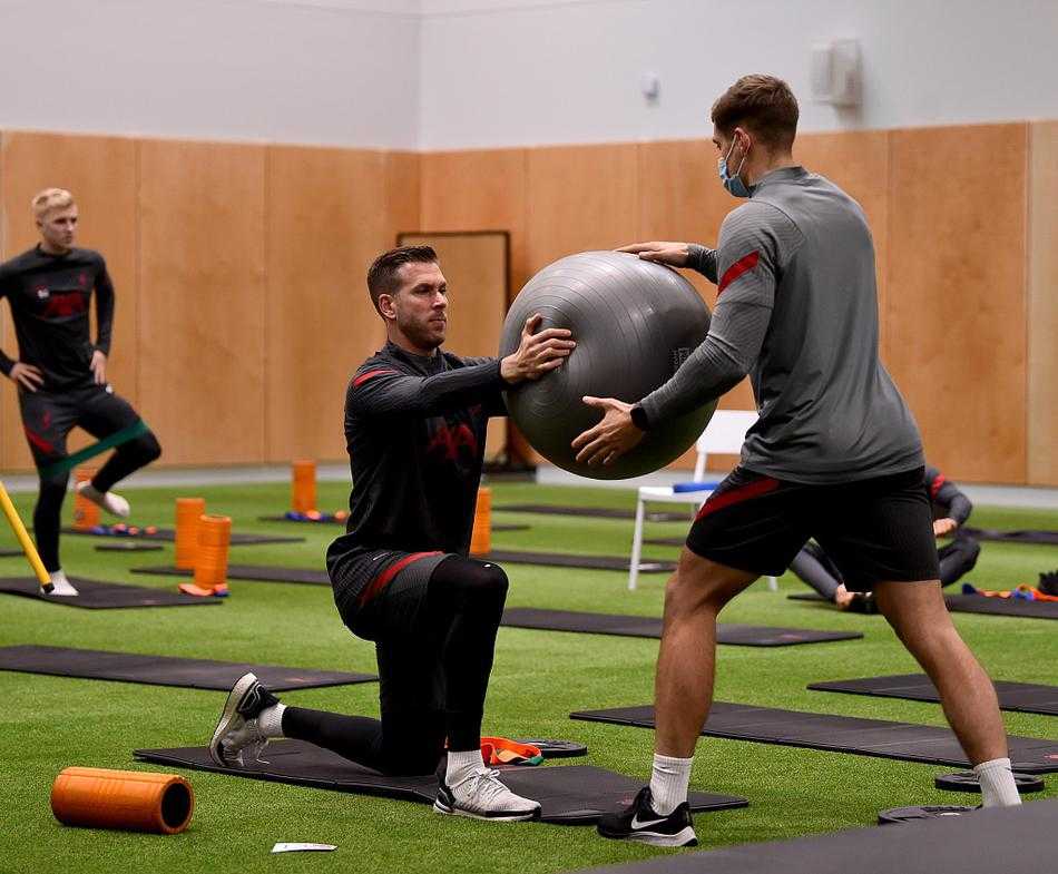 健身房内，中场大将张伯伦正独自挥汗如雨，进行着核心力量和体能恢复训练。新基地先进的康复设备为他提供了最佳保障，他坚定的眼神透露着渴望早日归队、与队友并肩作战的决心。