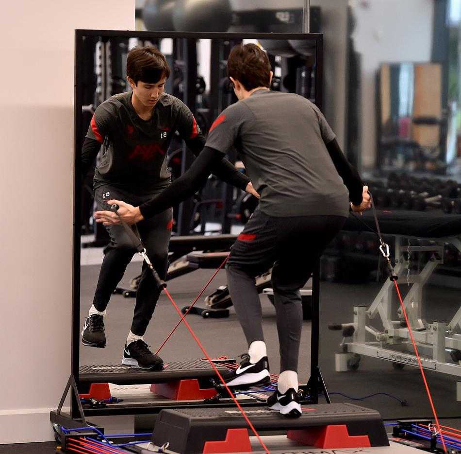 夕阳的余晖洒在科克比新基地的草坪上，完成训练的利物浦球员们围成一圈，相互加油鼓劲。身后的现代化建筑是他们的新家，而他们团结一心的画面，正是球队面对困境、迎接挑战时最强大的武器。