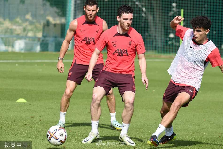 专注的盘带练习：一名球员在开阔的场地上独自进行带球变向训练，身影在夕阳下拉长，凸显了球员个人技术精进的刻苦与专注。