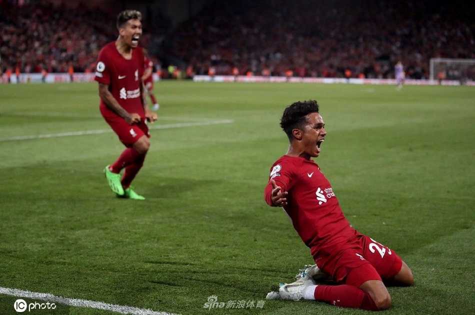 利物浦前锋在纽卡斯尔后卫紧逼下奋力带球突破，草屑随飞快的步伐溅起