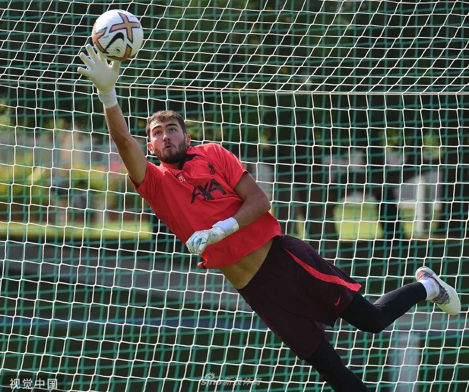 门神镇守：守门员阿利松·贝克尔在训练中飞身跃起，做出一次精彩的扑救动作，姿势舒展有力，彰显世界级门将的守护决心。