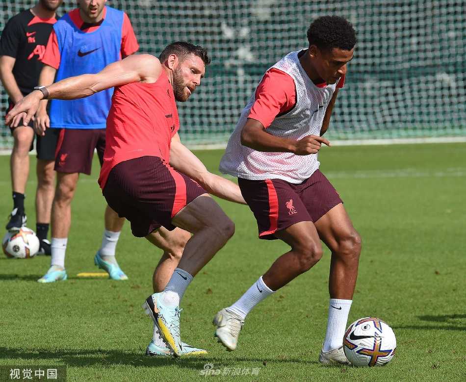 团队核心的交流：队长乔丹·亨德森与队友在训练间隙并肩行走，边走边进行着深入的战术沟通，展现了球队领袖在场上场下的责任与担当。