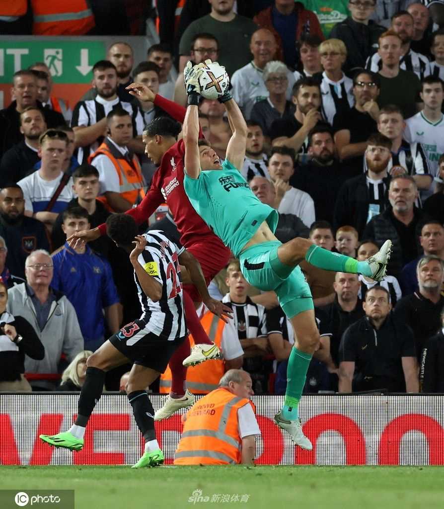 利物浦球员打入反超进球后张开双臂滑跪庆祝，背影尽显王者霸气