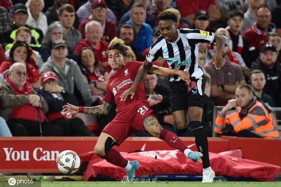 利物浦球员在对方禁区前沿精妙配合，一脚劲射直挂球门死角