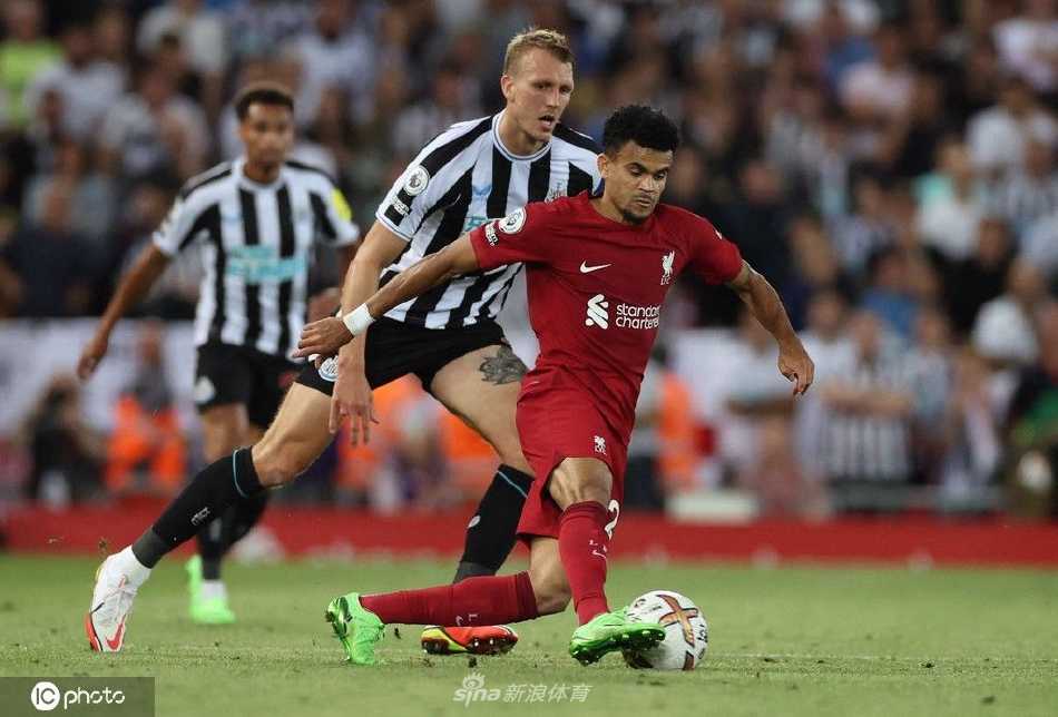 利物浦门将飞身扑救，单手将对手势在必得的射门托出横梁