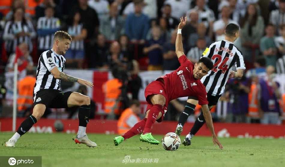 比赛结束后，利物浦球员携手走向看台，向始终高歌的支持者致谢