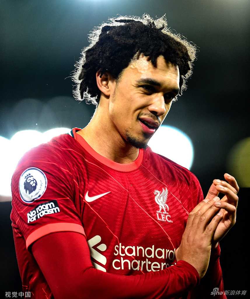利物浦前锋迪奥戈·若塔在破门得分后张开双臂，在安菲尔德球场数万球迷的欢呼声中激情庆祝。