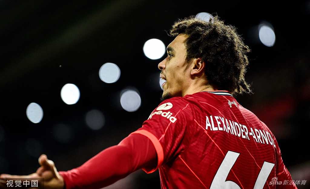 利物浦右后卫特伦特·亚历山大-阿诺德在轰入一记技惊四座的远射世界波后，激动地挥拳怒吼，尽情释放激情。