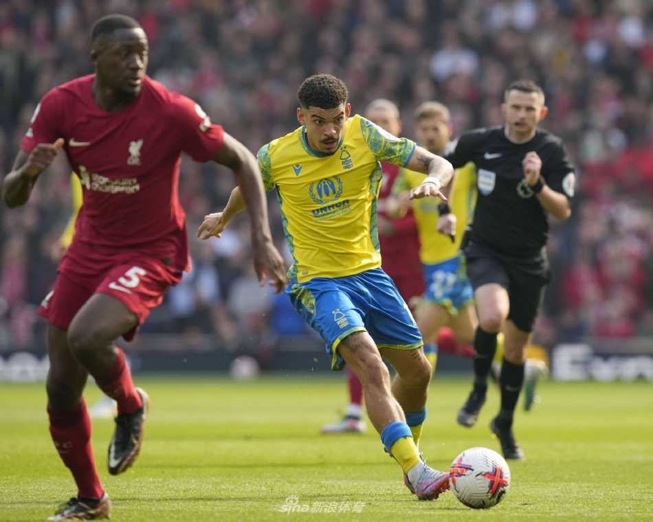 利物浦球员打入制胜绝杀球后，全队簇拥在一起忘情庆祝，替补席也冲入场内，喜悦之情溢于言表。