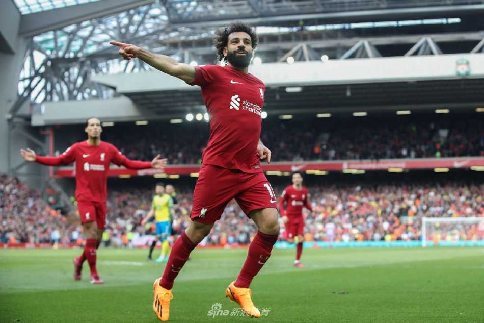 安菲尔德球场全景，看台上红色的浪潮汹涌澎湃，球迷高举围巾，赛前气氛已燃至顶点。