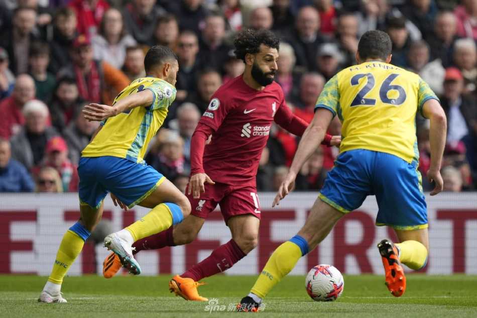 利物浦主帅克洛普在场边紧握双拳，振臂怒吼，标志性的激情指挥感染着全场。