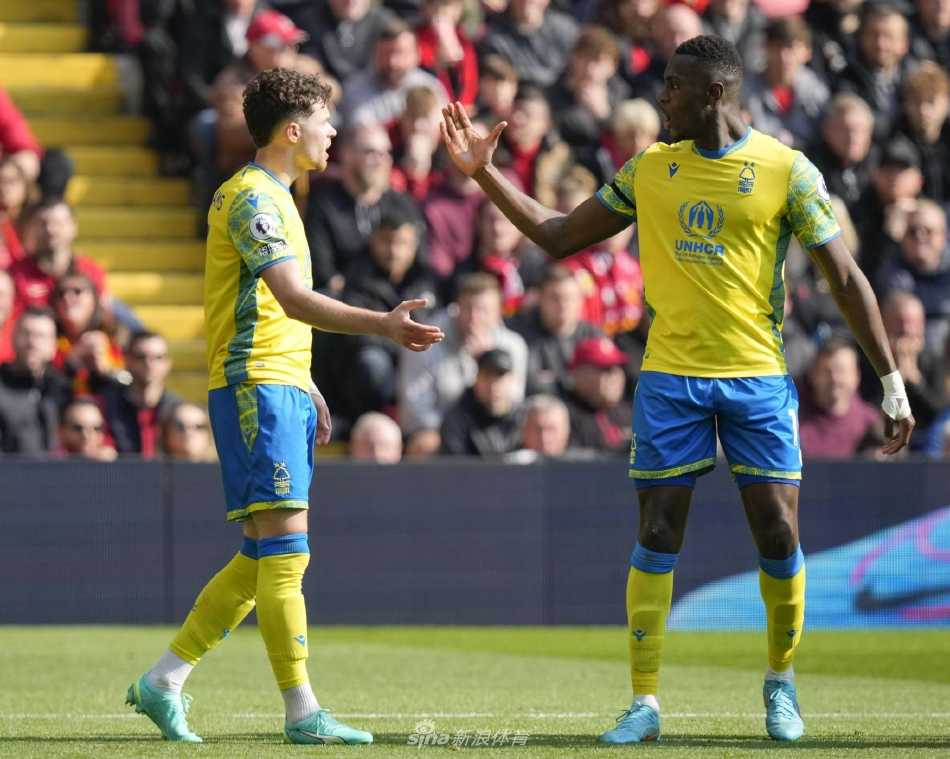 利物浦球员围成一圈相互鼓劲，队长手指前方，眼神坚毅，全队上下凝聚着一股决胜之气。