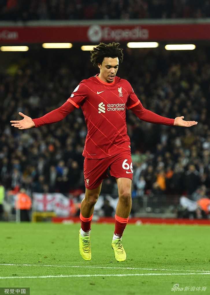 纽卡斯尔联队中场、前利物浦球员乔恩乔·谢尔维在开场不久远射破门后，表情复杂地面对旧主安菲尔德球场的看台。