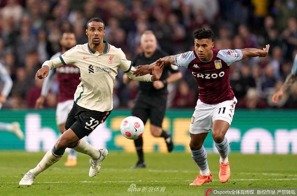 维拉主帅杰拉德在场边神情专注地指挥比赛，面对老东家，他的战术部署一度让利物浦陷入困境。