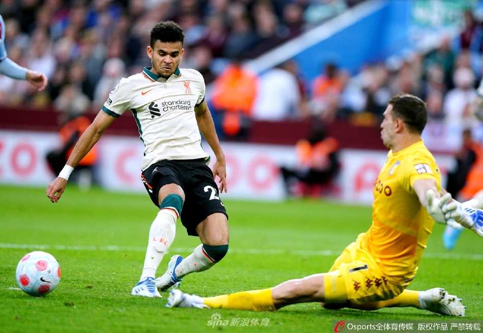 利物浦后卫马蒂普破门后张开双臂狂奔庆祝，他的关键进球为球队稳住了局势，背景中可见维拉门将马丁内斯望球兴叹。