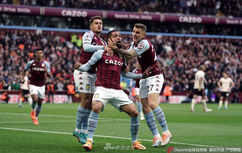 维拉公园球场灯火通明，利物浦球员在客队看台前激情庆祝逆转胜利，与失望的主队球迷形成鲜明对比。