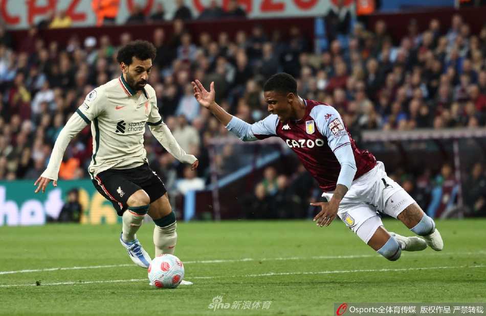 比赛结束后，利物浦球员相互拥抱庆祝这场艰难的客场胜利，他们的笑容与远处维拉球员落寞的身影构成比赛最终的定格画面。