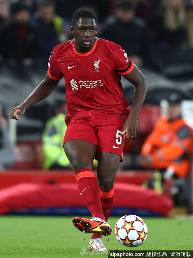 科纳特身披利物浦战袍在比赛中专注防守，背影坚定，是红军后防线上不可或缺的磐石。