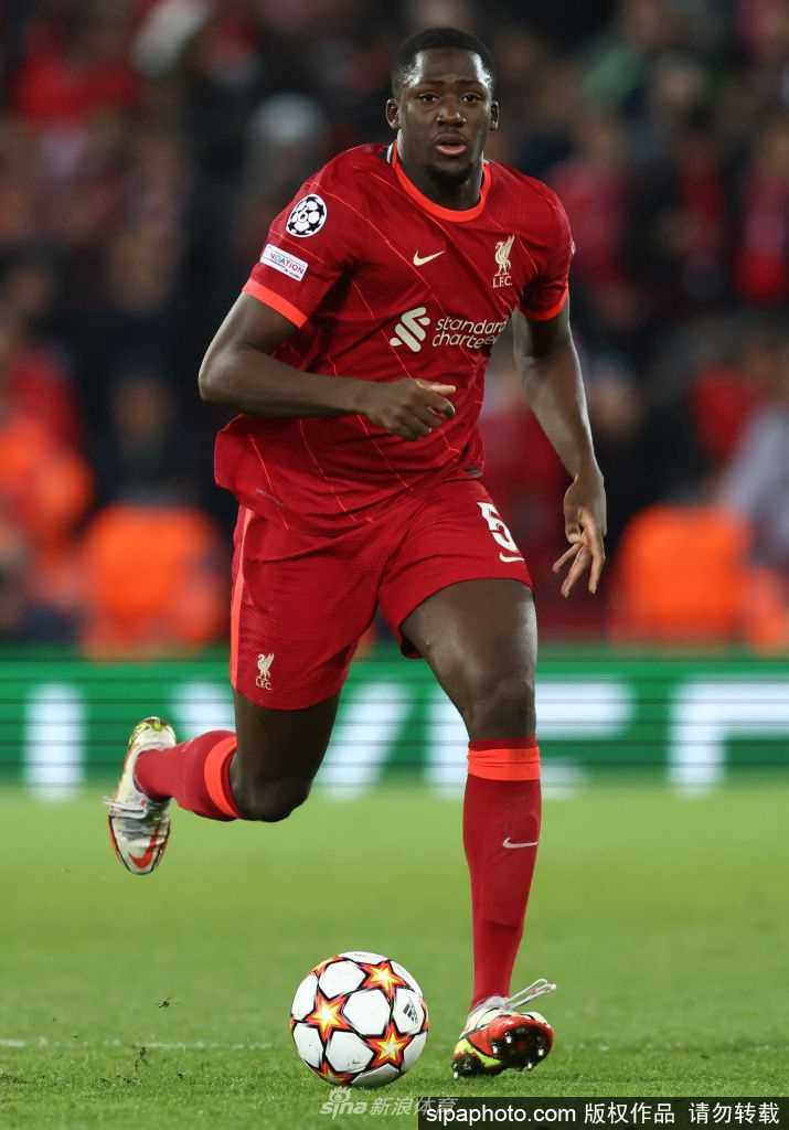 科纳特在利物浦训练场上奋力跃起争抢头球，展现出惊人的弹跳力和制空能力。