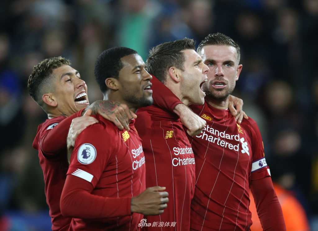 赛后，红军众将围在一起庆祝这场意义非凡的胜利，他们的脸上写满了坚定与自信，13分的优势让他们在夺冠路上高歌猛进。