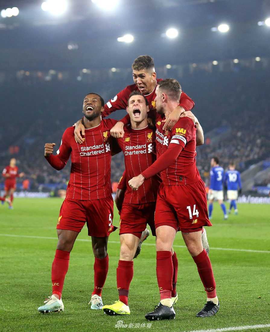 菲尔米诺张开双臂庆祝梅开二度，他是今夜最闪耀的巴西之星，用充满桑巴灵感的舞步在皇权球场独舞。