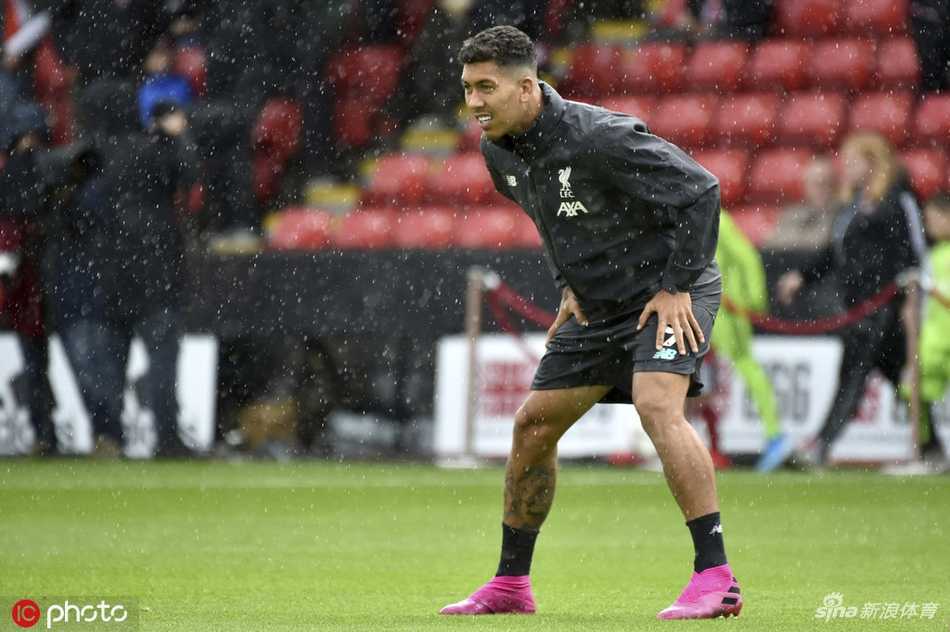 埃及法老目光如炬，萨拉赫在赛前热身中神情专注，准备为球队冲锋陷阵。