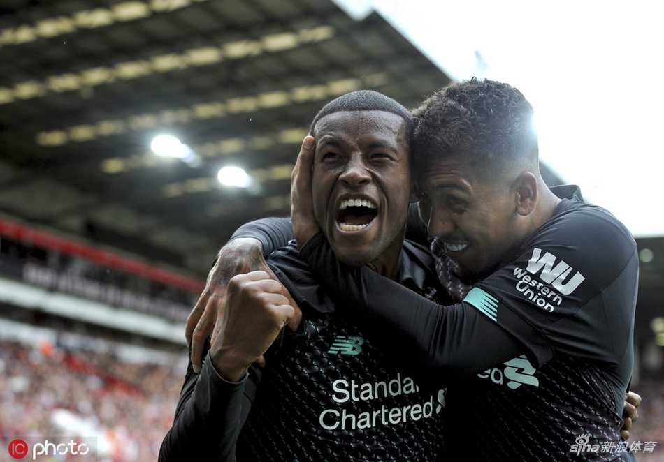 激情瞬间！维纳尔杜姆破门后忘情庆祝，他的关键进球为红军带来宝贵三分。