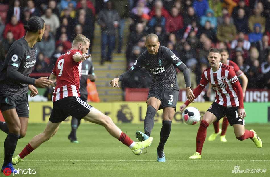 法比尼奥在中场线展现精准预判，一记干净利落的逼抢成功阻断对手的进攻势头。