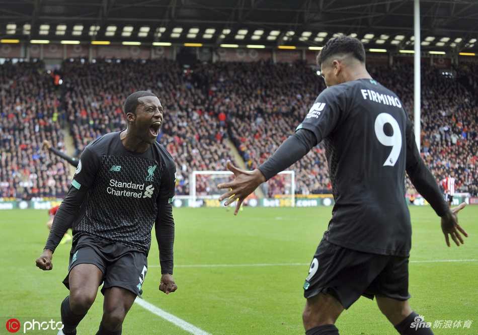 永不满足的领袖，尤尔根·克洛普在场边激情指挥，他的怒吼与手势是球队战斗到底的号角。